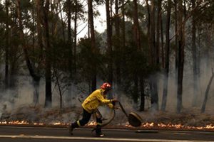 Residents stranded as Australia fires escalate