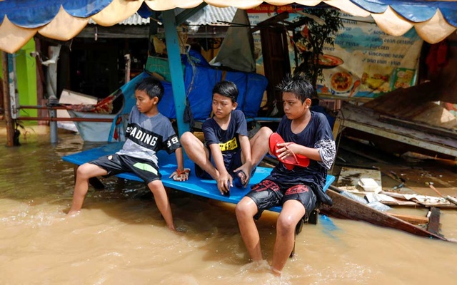 Jakarta flooding deaths rise to 53, nearly 175,000 displaced