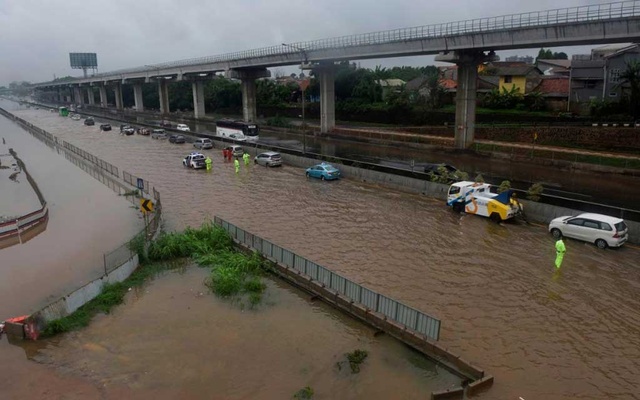 9 die in Indonesia bridge collapse