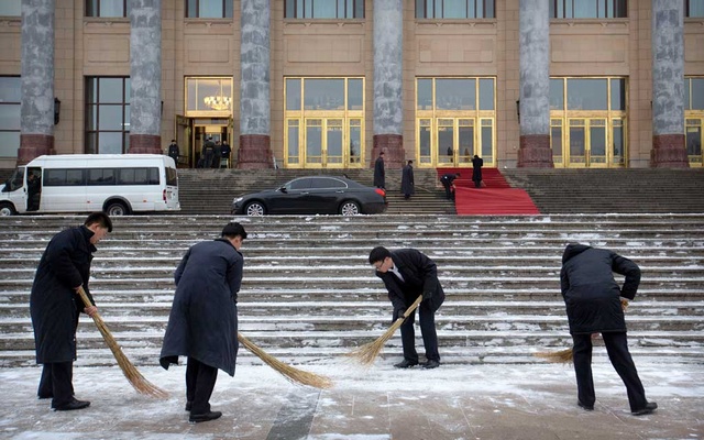 Chinese premier visits virus epicentre as death toll hits 80