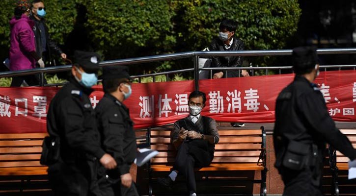 China expels foreign journalists as coronavirus deaths climb