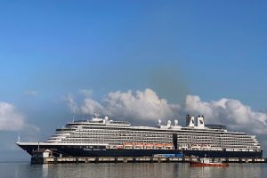 Last passengers leave ship in Cambodia