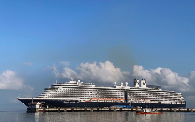 Last passengers leave ship in Cambodia