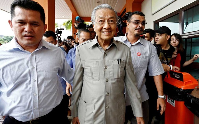 Mahathir returns as interim PM