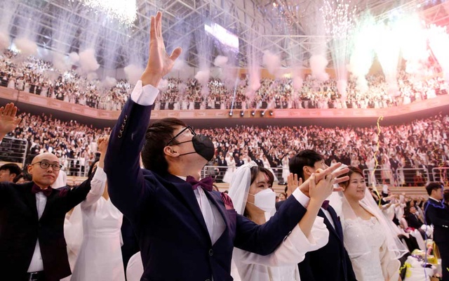 S Korea mass wedding attracts thousands despite virus fears