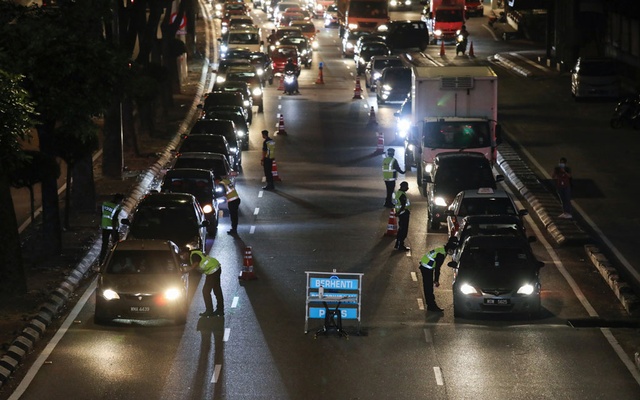 Army patrols Malaysian streets as coronavirus cases spike