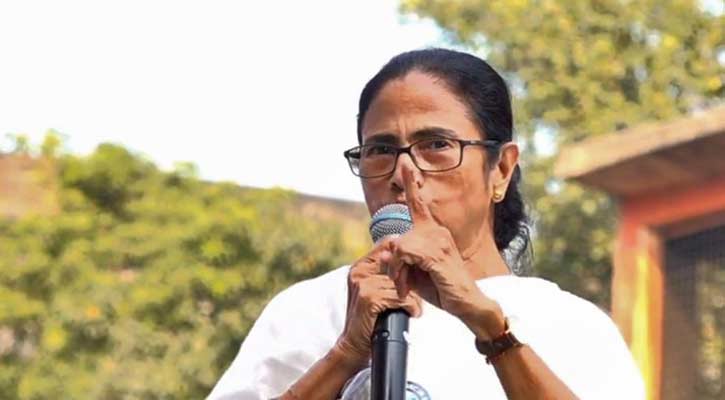 Bangladeshis living in Bengal are Indians: Mamata