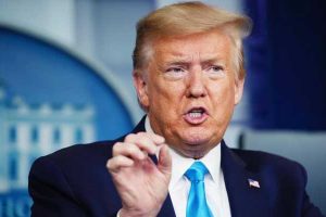 Trump signs immigration green card suspension