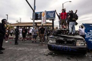 US cities order curfews amid widespread clashes