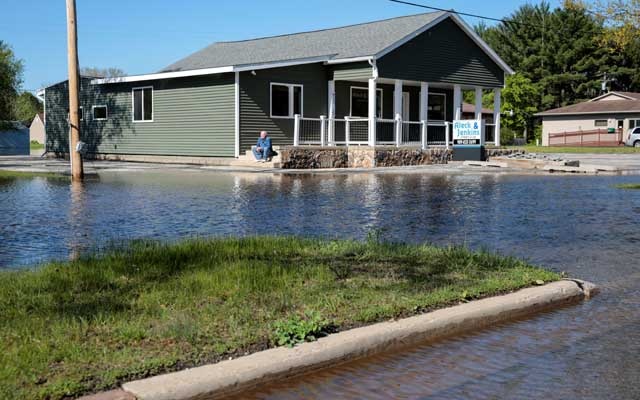 Michigan flooding displaces thousands