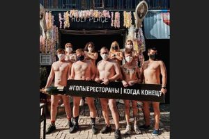 Russian chefs in naked lockdown protest