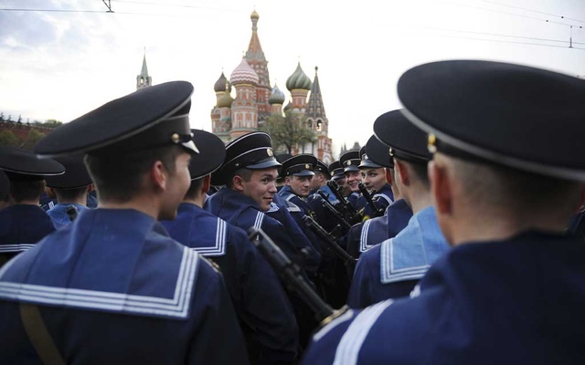 Virus-hit Russia holds mask-free victory parade