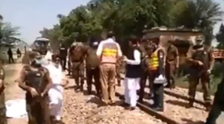 20 feared dead as train rams bus in Pakistan