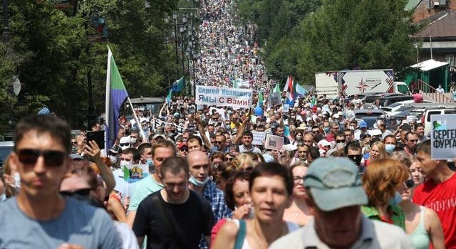 Thousands march in Russia in support of detained governor