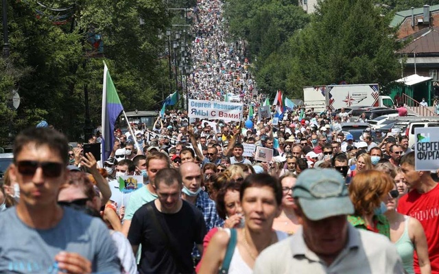 Thousands march in Russia in support of detained governor