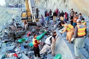 Bus crash kills 16 in northern Pakistan