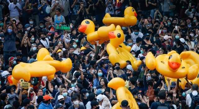 Thai lawmakers vote on constitutional change in face of protests