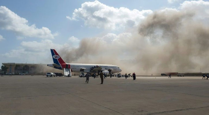 Yemen airport blasts kill 10 as new government arrives