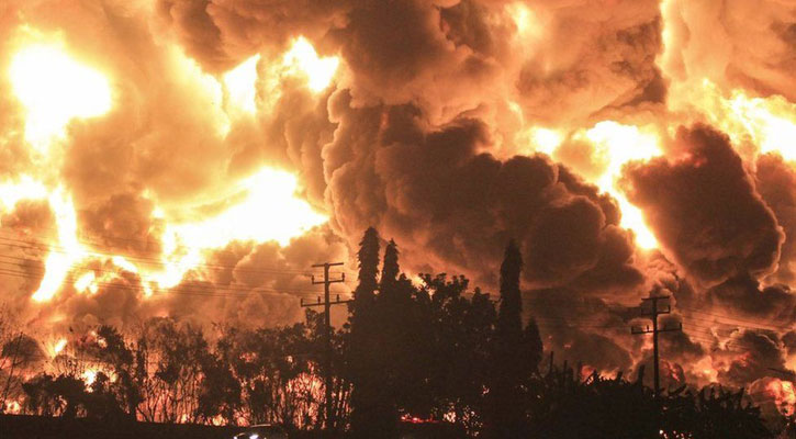 Indonesia fire: Massive blaze erupts at oil refinery