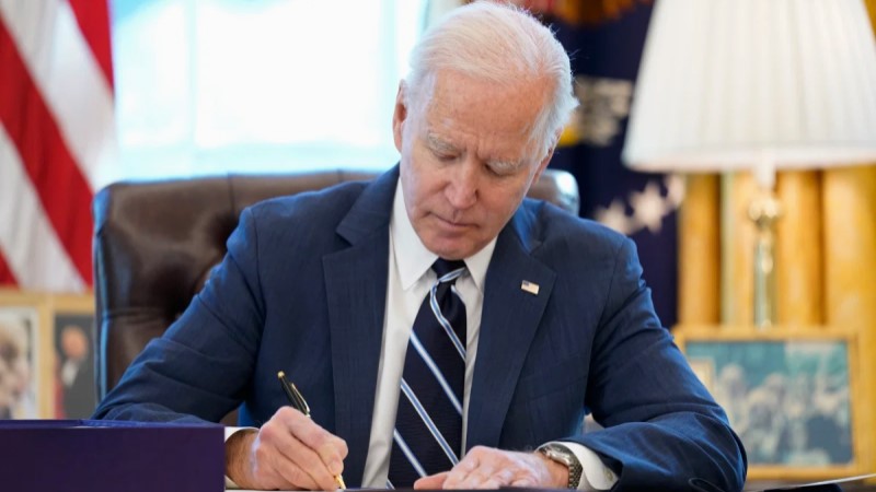 Biden signs $15 minimum wage for federal contract workers