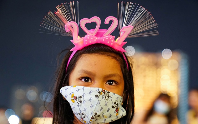 Thailand makes masks mandatory, bans Bangkok dining