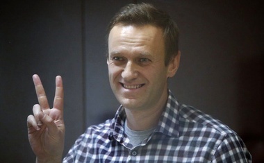 Kremlin critic Navalny ends hunger strike