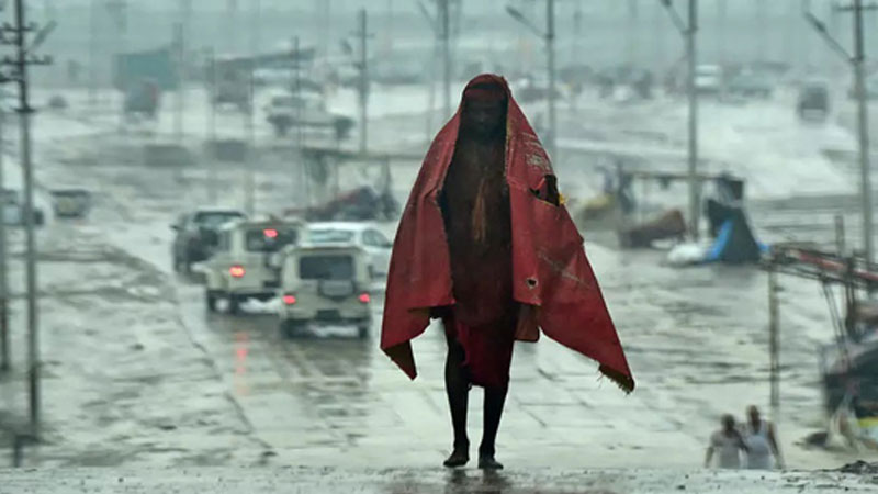 New India cyclone warning as death toll rises