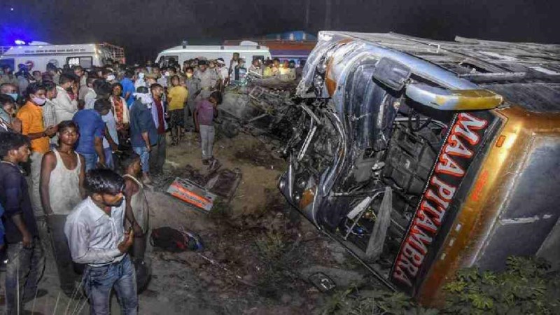 17 killed in India road accident