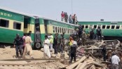 2 trains collide in southern Pakistan, killing 30