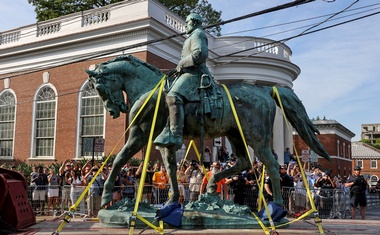 Charlottesville removes Confederate statue