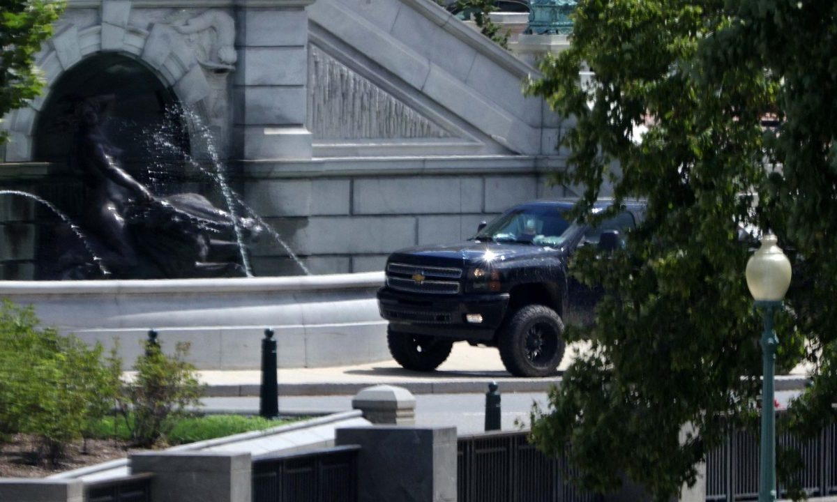 Capitol Hill bomb threat standoff ends as suspect surrenders