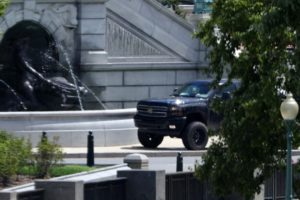 Capitol Hill bomb threat standoff ends as suspect surrenders