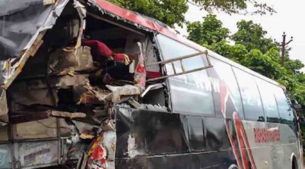 15 die in bus-truck collision in India
