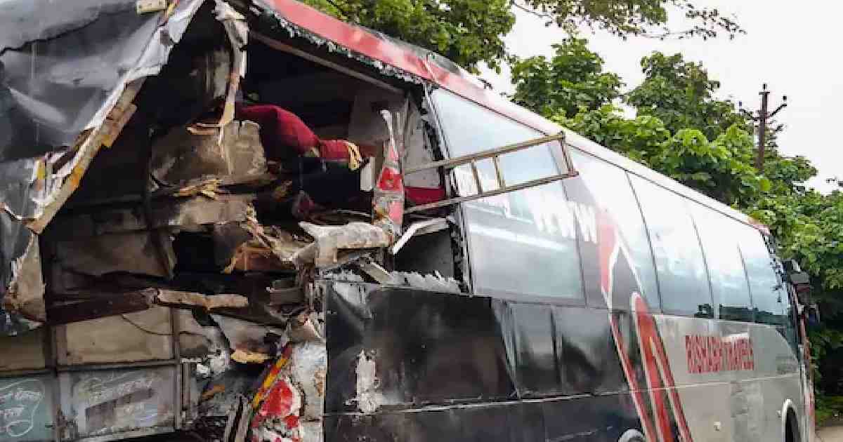 15 die in bus-truck collision in India