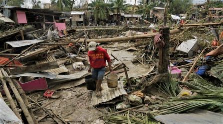 Typhoon leaves 12 dead, traps people on roofs in Philippines