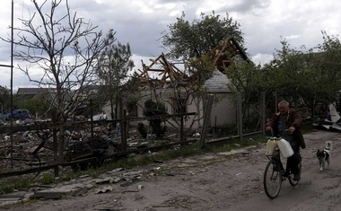 Ukraine neighbours face shelling with defiance or despair