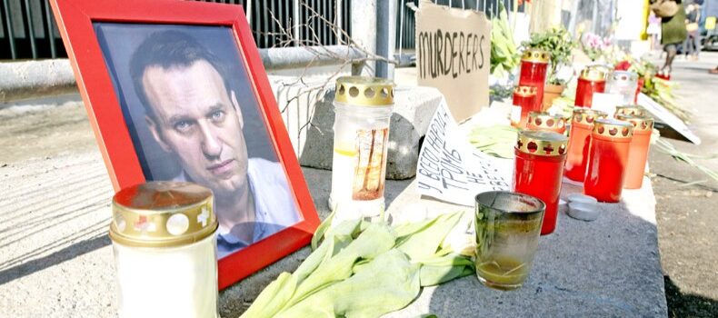 US envoy visits Navalny shrine
